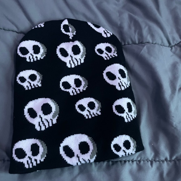 Skelton Skull Beanie - Picture 2 of 2